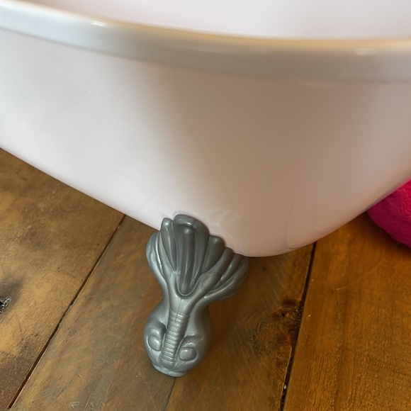 American Girl authentic bath set —robe, slippers, towel, dopp kit, cape, tub etc - Picture 9 of 9